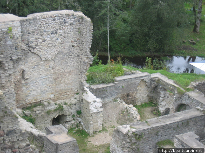 рядом с древними стенами течёт ручей Kloostri Падизе, Эстония
