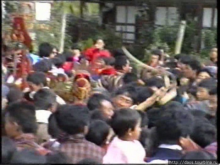 Офицер плёткой расчисчект себе дороку в толпе Район Бумтанг, Бутан