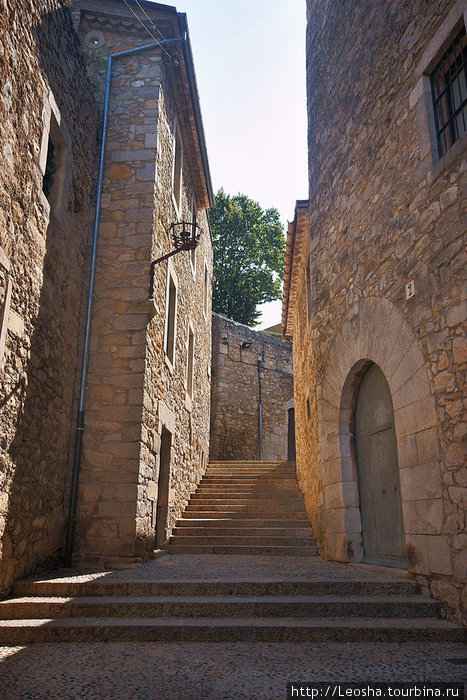 Узкие средневековые улочки в Жироне, старый город Барселона, Испания