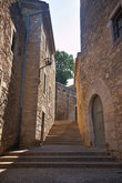 Узкие средневековые улочки в Жироне, старый город