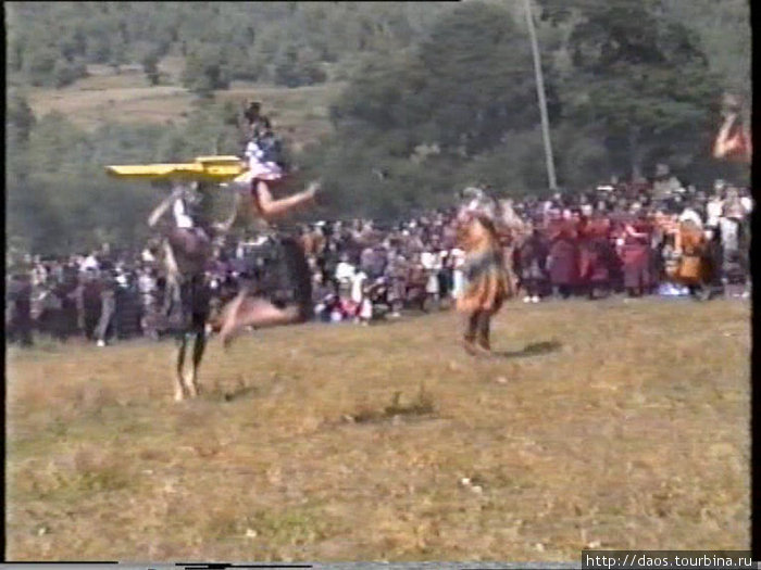 Танцоры прыгают высоко Район Бумтанг, Бутан