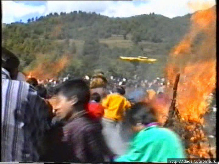 Тангкаби - надо пробежать между двумя кострами Район Бумтанг, Бутан