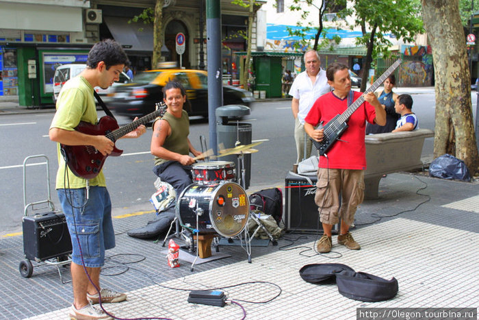 Уличные музыканты дарят людям мелодии Буэнос-Айрес, Аргентина