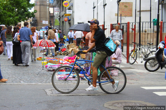 По пешей улице иногда проезжают на велосипеде Буэнос-Айрес, Аргентина