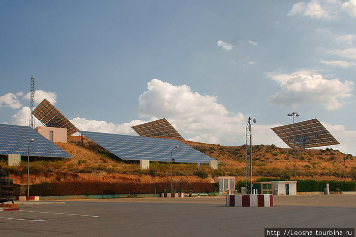Панели солнечных батарей возле дороги Барселона, Испания