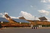 Панели солнечных батарей возле дороги