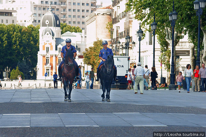 В Мадриде всё спокойно! Конная полиция возле королевского дворца Барселона, Испания
