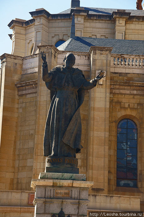 Прижизненный памятник Папе Павлу Иоанну второму в Мадриде Барселона, Испания