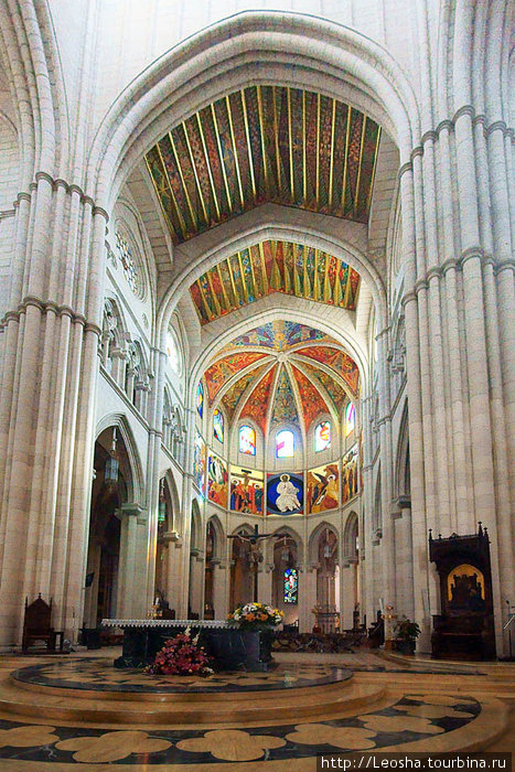 Внетреннее убранство Кафедрального собора Мадрида Барселона, Испания