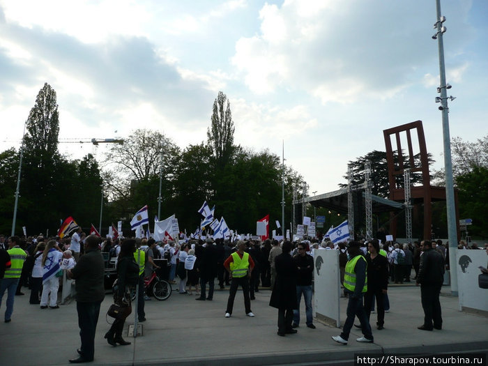 Перед Дворцом Наций постоянно проходят разные митинги, акции протеста, забастовки... Женева, Швейцария