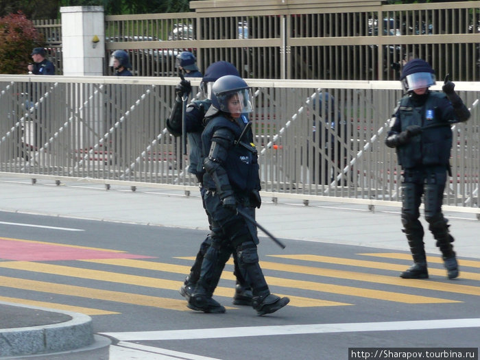 Полиция с демократизаторами налого... Женева, Швейцария