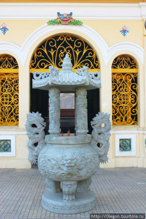 Вход во вьетнамский храм Вьетнам
