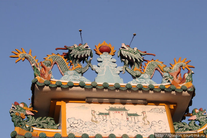 Традиционные драконы, охраняющие храм от злых духов Вьетнам