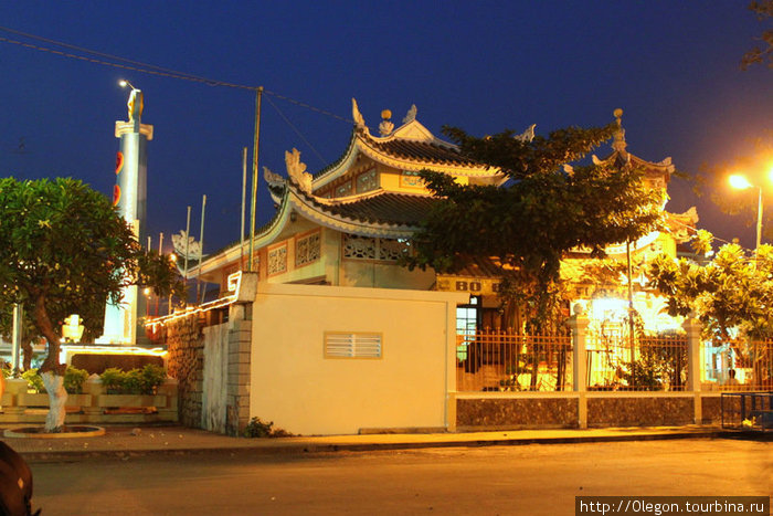 Ночной Тяу Док- храмы освещены лампами, привлекая к себе туристов с фотоаппаратами Вьетнам
