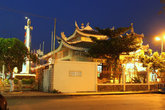 Ночной Тяу Док- храмы освещены лампами, привлекая к себе туристов с фотоаппаратами