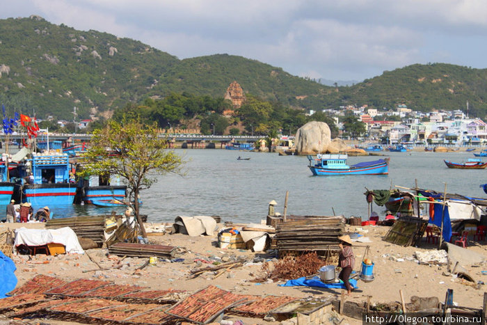 Деревушка, захламлённая несуразными постройками, мусором и повсюду разложенными рыбными тушками, для сушки на солнце Нячанг, Вьетнам