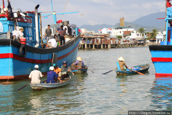 Жители деревни курсируют на лодках от берега до судёнышек Нячанг, Вьетнам