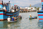 Жители деревни курсируют на лодках от берега до судёнышек
