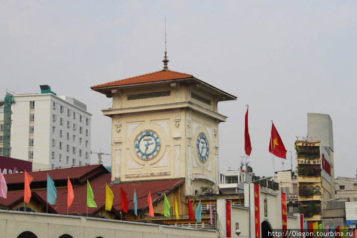 Часовая башня в центре Хошимина Хошимин, Вьетнам