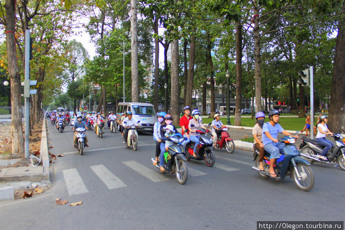 Просто походить по дороге, посмотреть, как другие едут Хошимин, Вьетнам