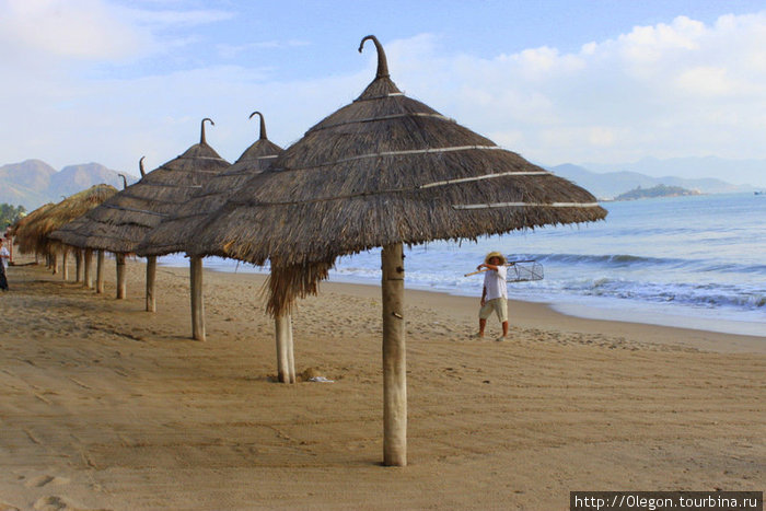 Утро начинается на пляже с уборки и разравнивания песка Нячанг, Вьетнам