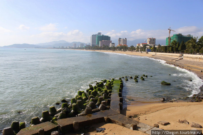 С одной стороны город, с другой трущобы, посередине пляж Нячанг, Вьетнам