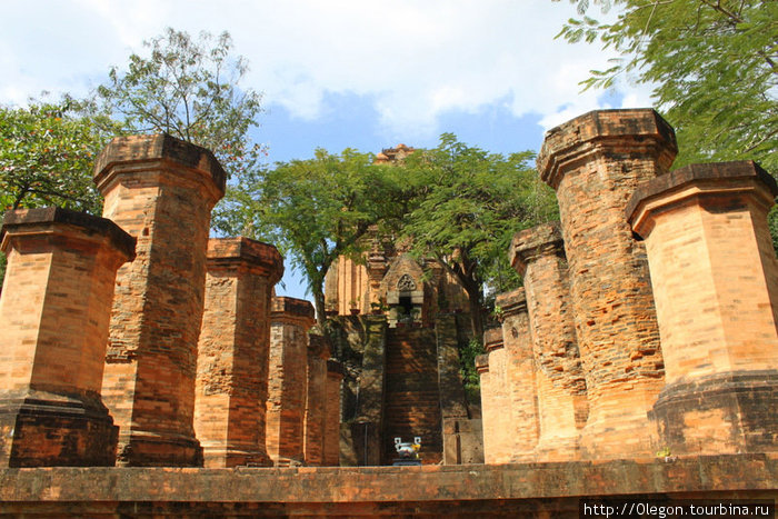 Центральный вход к храму По Нагар Нячанг, Вьетнам