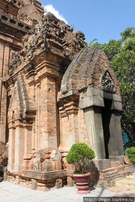 Все четыре башни храма обращены на восток Нячанг, Вьетнам