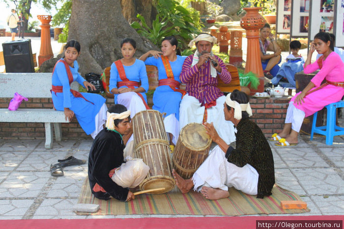 А в заднем дворе храма играют музыканты Нячанг, Вьетнам