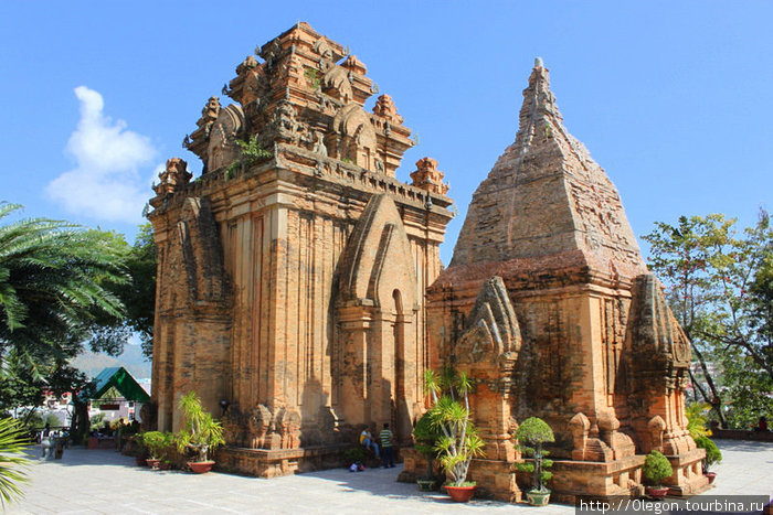 Обходя храмы вокруг, выбирая лучший ракурс для фотографии Нячанг, Вьетнам