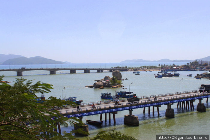 Вид с По Нагара на мосты города Нячанг, Вьетнам