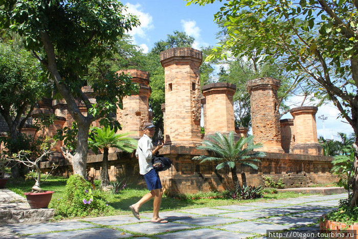 Валера бегает по храму с фотоаппаратом Нячанг, Вьетнам