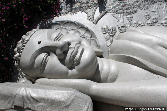 За зданием Пагоды, отдыхает лежачий Будда Нячанг, Вьетнам
