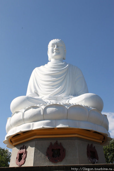 А на самом верху горы сидит белый 14ти метровый Будда Нячанг, Вьетнам