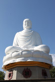 А на самом верху горы сидит белый 14ти метровый Будда
