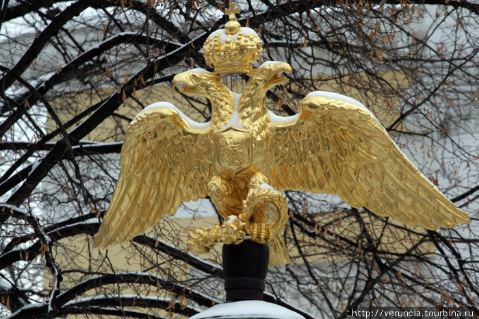 Двухглавый орел на ограде у Спасо-Преображенского собора. Санкт-Петербург, Россия
