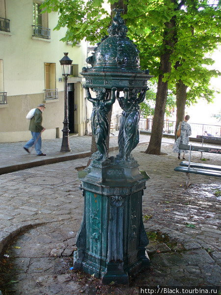 Питьевые фонтаны на Place Emile Goudeau Париж, Франция