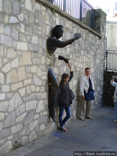 Скульптура «Проходящий сквозь стены» Париж, Франция
