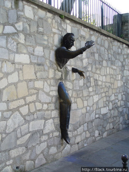 Скульптура «Проходящий сквозь стены» Париж, Франция
