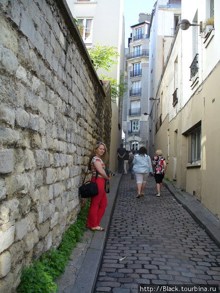 Самая узкая часть улицы Rue d’Orchampt, на которой стоит особняк актрисы Далиды Париж, Франция
