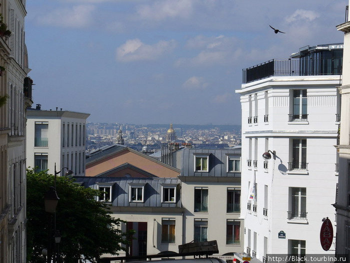 Вид на Париж при подъеме на Монмартр Париж, Франция