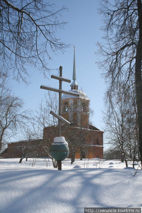 Вид на колокольню. Тихвин, Россия