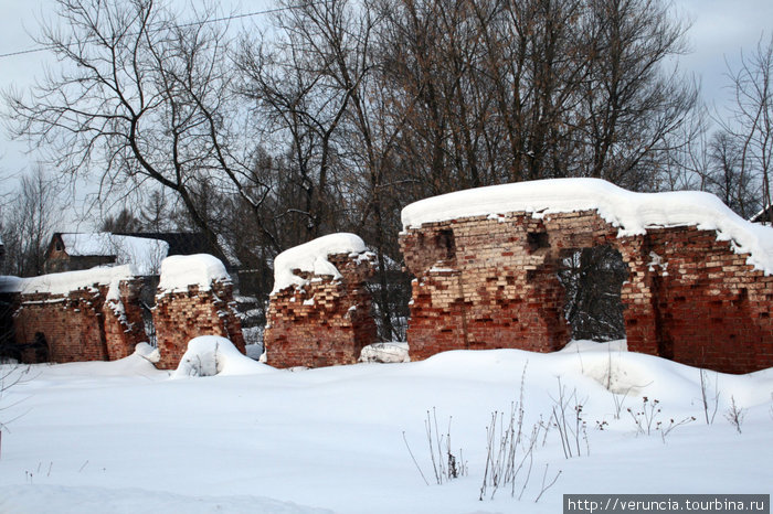 Старинные руины стен Введенского женского монастыря на территории города. Тихвин, Россия