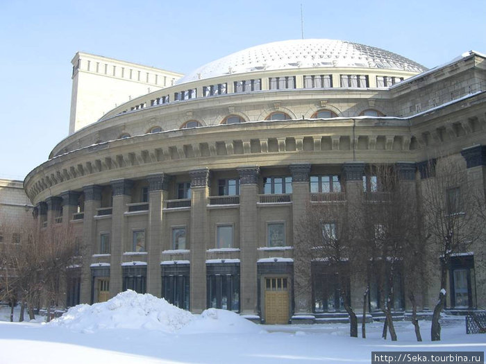 Вид на здание театра Новосибирск, Россия