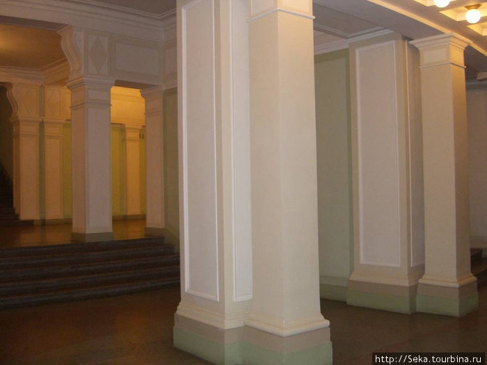 В здании театра тоже много колонн Новосибирск, Россия