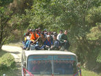 Вот так, на крыше автобуса непальцы путешествуют по стране. А в салоне сидят толстые, ленивые и богатые... мы :-).