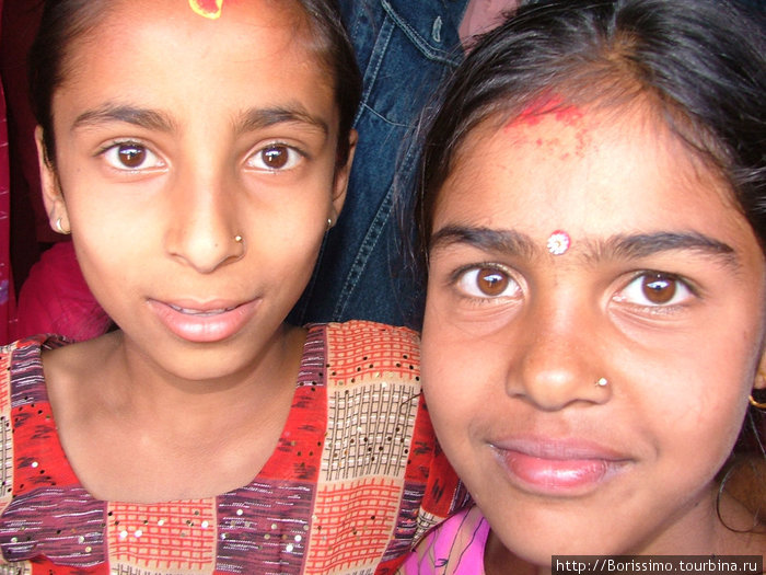 Непальские девочки. Непередаваемое смешение рас (индийцы, китайцы, непальцы). Непал