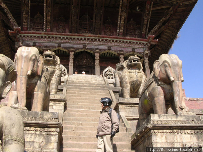 Фигуры индуистских богов. Непал