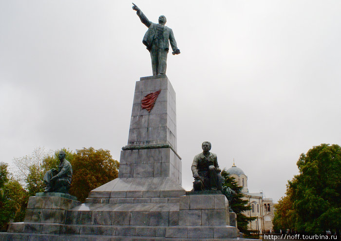 Ленин и храм. Вот такое вот странное соседство.