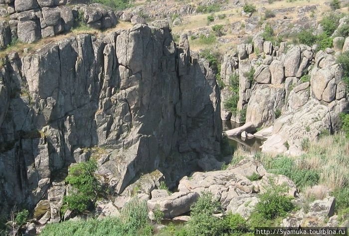 Высота скал в отдельных местах составляет 60 метров. Ширина между скалами — от 10 до 40 метров. Братское, Украина